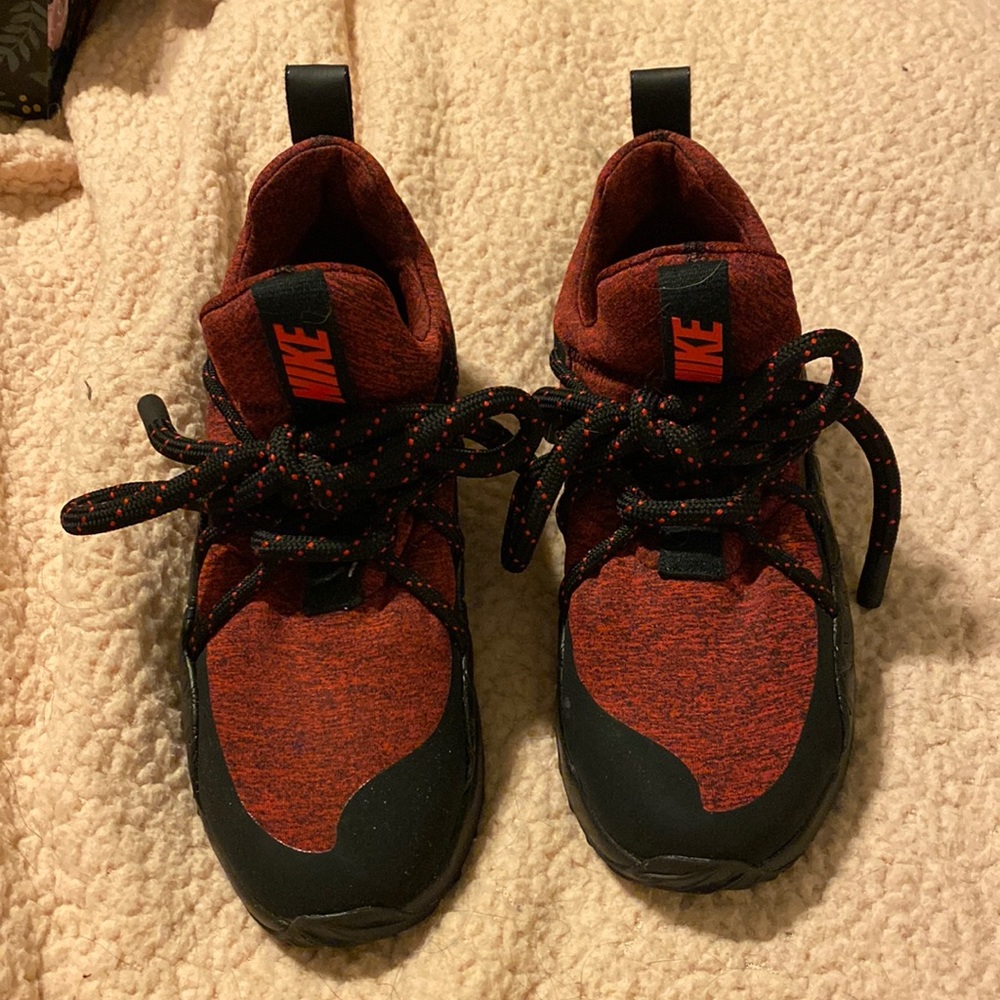 Nike women’s size 7 never worn,  black with reddish black